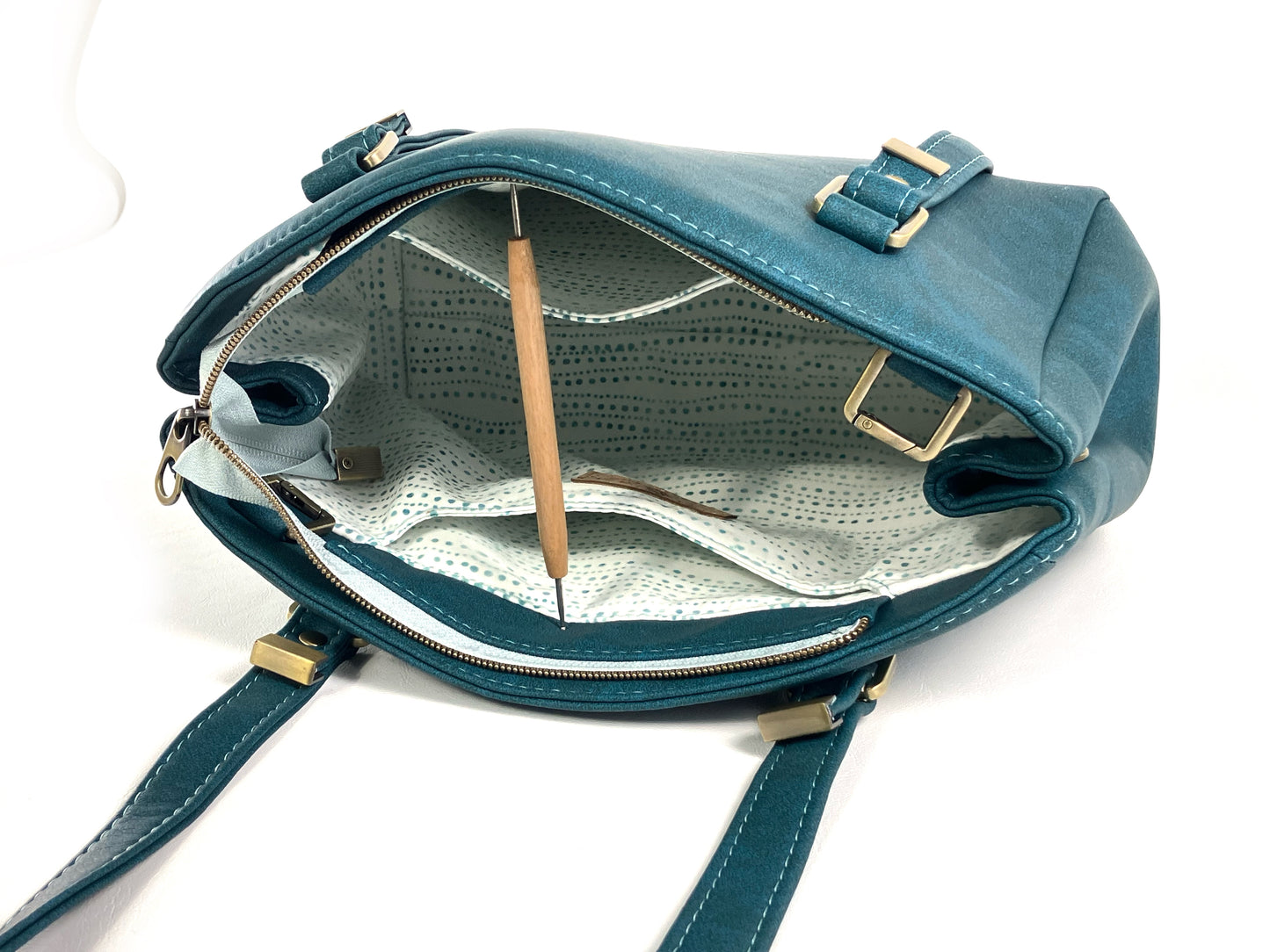 Teal Shoulder Bag – Graceful Structure with Zipper Top